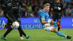 Napoli unggul tiga gol pada babak pertama melalui gol Scott McTominay (3'), gol bunuh diri Filippo Terracciano (45'), dan Kevin De Bruyne (45+3'). (AFP/Carlo Hermann)
