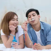 ilustrasi pasangan cinta/nokkaew/Shutterstock