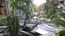 Taman yang ada di sekitar gedung blok G Balai Kota Jakarta rusak tertimpa reruntuhan plafon yang runtuh, (28/8/2014). (Liputan6.com/Johan Tallo)