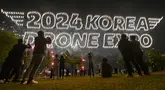 Sekitar 1.000 pesawat tanpa awak atau drone kembang api membentuk pola selama pertunjukan Korea Drone Expo 2024 di Incheon pada tanggal 9 Mei 2024. (Jung Yeon-je/AFP)