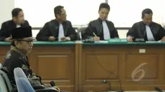 Mantan Sekjen Kementerian ESDM Waryono Karno menjalani sidang pembacaan putusan sela di pengadilan Tipikor, Jakarta, Senin (25/5/2015). Dalam sidang tersebut, majelis hakim menolak keberatan atau eksepsi Waryono Karno. (Liputan6.com/Helmi Afandi)