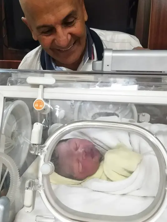 Kabar bahagia ini sendiri pertama kali disampaikan oleh ayah Shireen, Mark Sungkar melalui akun Instagram pribadinya. Anak ketiga Shireen dan Teuku Wisnu ini diberi nama Cut Shafiyyah Mecca Al-fatih. (Foto: instagram.com/marksungkar)