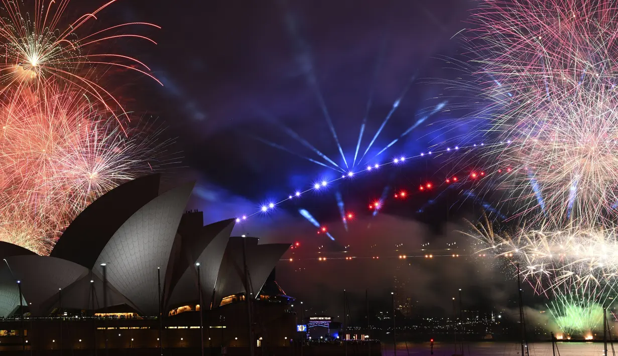 Kembang api meledak di atas Sydney Harbour saat perayaan Malam Tahun Baru di Sydney, Minggu, 31 Desember 2023. (Dan Himbrechts/AAP Image via AP)