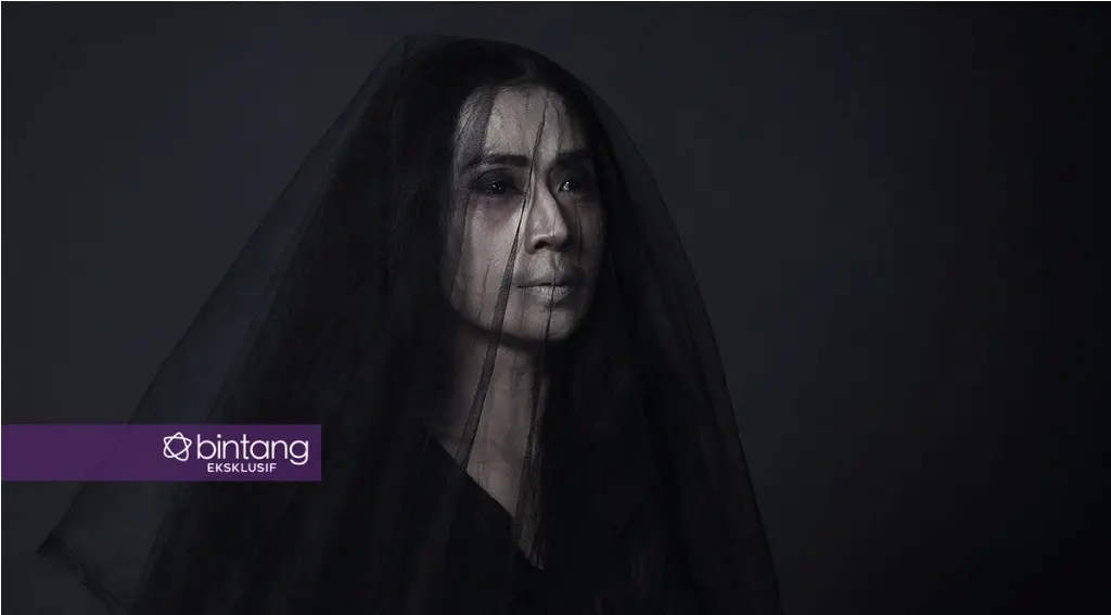 Ayu Laksmi, pemeran Ibu Mawarni di film Pengabdi Setan. (Fotografer: Bambang E. Ros, Make Up Artist: @vera_kusumadewi, Digital Imaging: Muhammad Iqbal Nurfajri/Bintang.com)