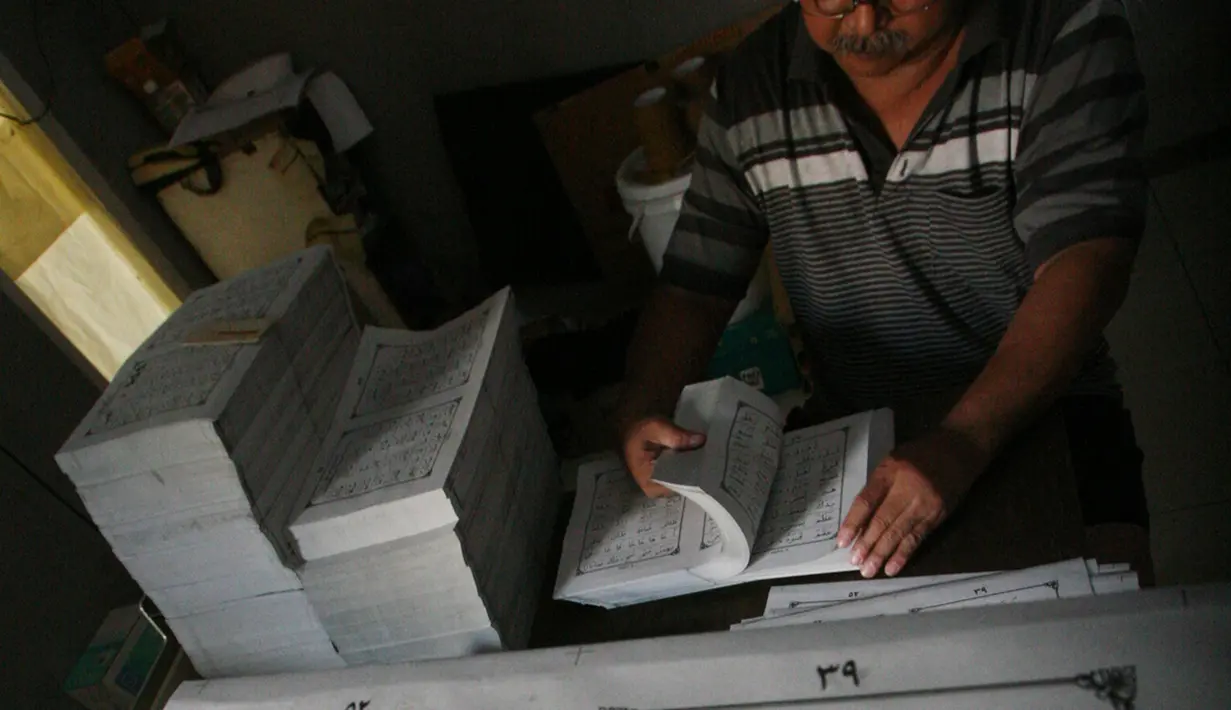 Pekerja memeriksa lembaran  buku iqro di penerbitan Kota Gede, Yogyakarta, (13/6). Selama bulan ramadan produksi tetap berjalan untuk memenuhi permintaan masyarakat yang ingin belajar membaca alquran dengan cepat. (Liputan6.com/Boy Harjanto)