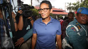 Cawagub DKI Jakarta 2017 Sandiaga Uno saat akan menjalani tes kesehatan di RSAL Dr. Mintoharjo, Jakarta, Sabtu (24/9). Sandiaga tiba dengan kaos kerah warna biru. (Liputan6.com/Immanuel Antonius)