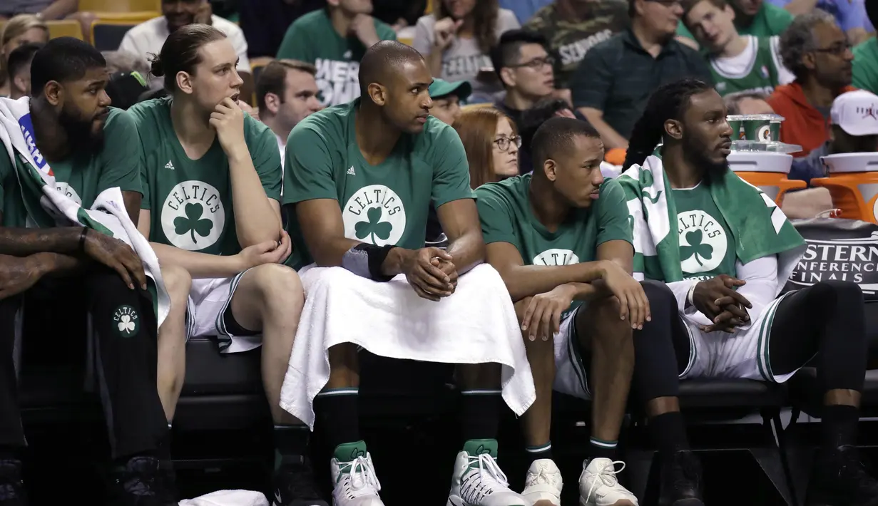 Ekspresi para pemain Boston Celtics saat timnya tertinggal dari Cleveland di kuarter kedua pada NBA basketball Eastern Conference final Wilayah Timur di TD Garden, Boston (19/5/2017). Cavs menang 130-86. (AP/Elise Amendola)