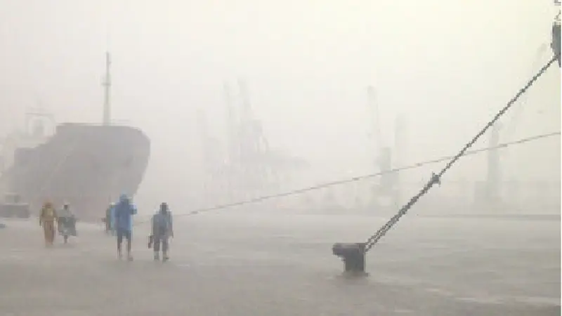 Pelabuhan Priok Terendam Banjir, Karyawan Pabrik Dipulangkan