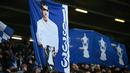 Suporter Everton membentangkan banner bergambar Dixie Dean dalam laga lanjutan Piala FA 2024/2025 melawan Bournemouth di Goodison Park, Liverpool, Inggris, Minggu (09/02/2025) WIB. (AFP/Paul Ellis)