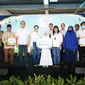 Sesi foto bersama dengan seluruh penerima bantuan Dana Sosial Syariah yaitu anak yatim, janda dhuafa, masyarakat sekitar, serta mitra FIFGroup.