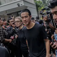 Presenter Daniel Mananta tiba melayat  ke rumah duka almarhum Ashraf Sinclair di Pejaten Barat IV, Jakarta, Selasa (18/2/2020). Suami Bunga Citra Lestari, Ashraf Sinclair wafat di usia 40 tahun. (Liputan6.com/Faizal Fanani)