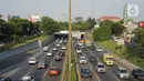 Kendaraan melintasi jalan tol di Jakarta, Kamis (27/8/2020). Gubernur DKI Jakarta Anies Baswedan mengusulkan agar Tol Dalam Kota dapat dilintasi oleh pengendara sepeda jenis road bike karena banyak masyarakat yang berolahraga dan menjadikan sepeda sebagai gaya hidup. (Liputan6.com/Immanuel Antonius)