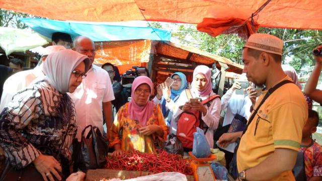 Pantauan harga cabai di Pasar Tradisional Soak Batu 26 Ilir Palembang (Liputan6.com/Nefri Inge)