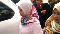 Dokter Isna dijemput pasangan suami istri yang disebut sebagai ayah dan ibunya saat tiba di Manado. (Liputan6.com/Yoseph Ikanubun)