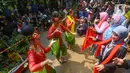 Warga ikut menari saat acara budaya sedekah bumi di Lembur Sawah, Mulyaharja, Bogor, Jawa Barat, Minggu (23/7/2023). (merdeka.com/Arie Basuki)