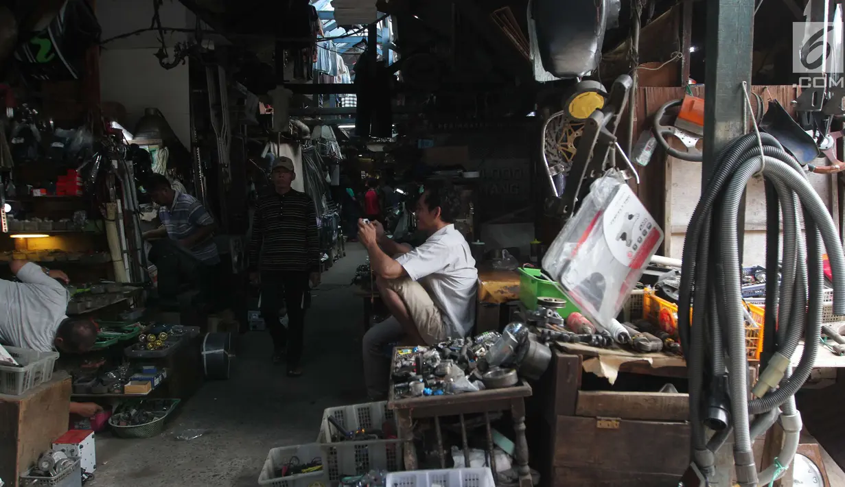 Sejumlah pedagang barang bekas mununggu pembeli di lokasi sementara (loksem) 37 di Jalan Kalibaru Timur, Senen, Jakarta (8/1). Renovasi akan dilakukan menggunakan dana APBD senilai Rp 2,9 miliar. (Liputan6.com/Angga Yuniar)