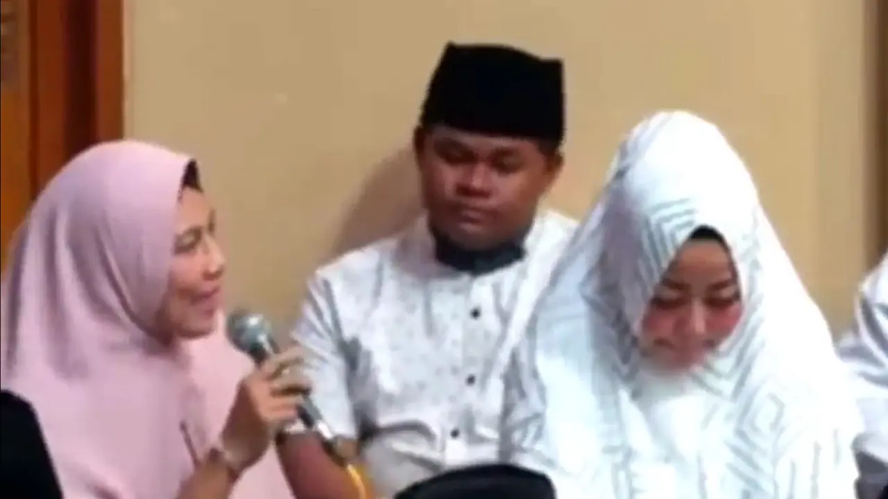 Bu Lili memakai kerudung warna pink, jemaah Gus Iqdam (SS: YouTube Ojo Gabluk)