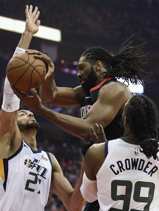 Aksi pemain Houston Rockets, Nene Hilario (tengah) melewati kepungan dua pemain Utah Jazz pada playoff game kedua NBA basketball di Toyota Center, Houston, (2/5/2018). Utah Jazz menang 116-108. (AP/Eric Christian Smith)