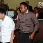 Tersangka korupsi proyek E-KTP Setya Novanto (tengah) saat mengikuti sidang perdana di Pengadilan Tipikor, Jakarta, Rabu (13/12). Sidang beragendakan pembacaan dakwaan dari Jaksa Penuntut Umum KPK. (Liputan6.com/Helmi Fithriansyah)