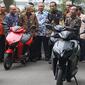 Presiden Joko Widodo (Jokowi) didampingi Menteri Sekretaris Negara, Pratikno dan Menristekdikti M. Nasir menerima audiensi dengan pihak yang terlibat dalam produksi sepeda motor listrik Gesits di Istana Merdeka, Rabu (7/11). (Liputan6.com/Angga Yuniar)