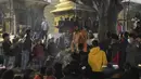 Seorang Sadhu (orang suci Hindu) berdiri di tangga ketika umat mengunjungi Kuil Pashupatinath pada malam festival Hindu Maha Shivaratri di Kathmandu (20/2/2020). Maha Shivaratri, sebuah festival Hindu yang dirayakan sebelum kedatangan musim semi. (AP/Niranjan Shrestha)