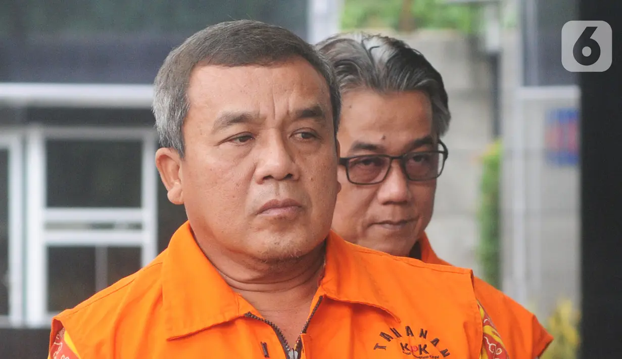 Kepala Dinas PUPR Kabupaten Indramayu, Omarsyah (kiri) dan Kepala Bidang Jalan di Dinas PUPR Kabupaten Indramayu, Wempy Triyono akan menjalani pemeriksaan oleh penyidik di Gedung KPK, Jakarta, Selasa (26/11/2019). Omarsyah dan Wempy Triyono diperiksa sebagai tersangka. (merdeka.com/Dwi Narwoko)