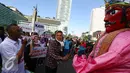 Relawan yang mengenakan topeng Ahok memberikan bunga kepada ondel-ondel saat melakukan aksi kampanye pilkada damai, aman dan sportif di CFD, kawasan Bunderan HI, Jakarta, Minggu (30/10). (Liputan6.com/Johan Tallo)
