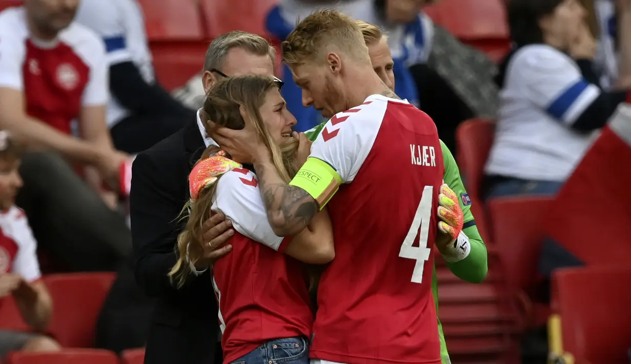 Sebagai kapten tim, tindakan yang dilakukan Kjaer ini mendapat apresiasi dari publik. Di media sosial dia dianggap pahlawan karena telah melakukan respons yang luar biasa tersebut. (Foto: AP/Pool/Stuart Franklin)