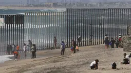 Suasana keramaian dekat pagar perbatasan antara Meksiko dan Amerika Serikat, Playas Tijuana, Meksiko, (12/4). Tembok ini memisahkan antara Meksiko dan Amerika Serikat. (REUTERS / Jorge Duenes)