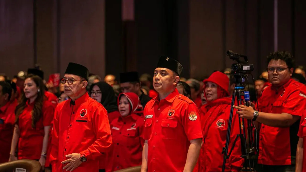 Plh Ketua DPD PDI Perjuangan Jawa Timur (Jatim) Budi 'Kanang' Sulistyono didampingi Wali Kota Surabaya Eri Cahyadi (kanan). (Dian Kurniawan/Liputan6.com) 