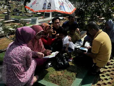TPU Karet Bivak ramai dikunjungi para peziarah, Jakarta, Sabtu (18/7/2015). Ziarah kubur usai Lebaran telah menjadi tradisi di beberapa daerah di Indonesia. (Liputan6.com/Johan Tallo) 