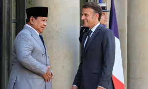 Presiden Prancis Emmanuel Macron (kanan) menyambut Presiden Republik Indonesia Prabowo Subianto menjelang pertemuan di Istana Kepresidenan Elysee, Paris, Kamis 28 Mei 2026. (Ludovic Marin/Pool Photo via AP)