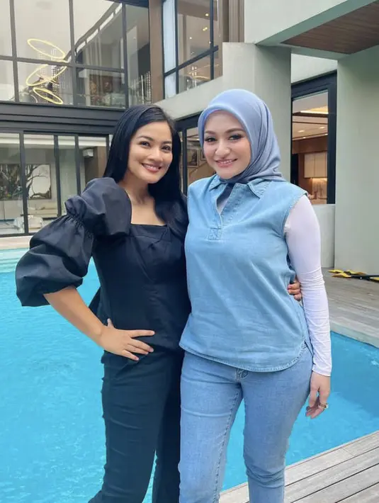 Bagi sahabat Fimela yang berhijab juga bisa tampil mengenakan outer tanpa lengan seperti Nathalie Holscher, cukup dengan mengenakan atasan denim tanpa lengan dipadukan inner warna putih. @titi_kamall