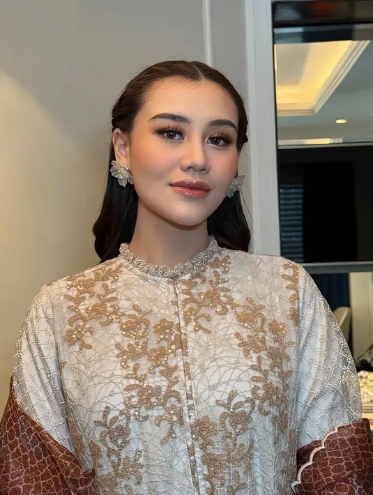 Di tengah masa kehamilannya, Aaliyah Massaid tetap aktif berkarya di dunia fashion. [@thariqhalilintar/@ochiipramita].