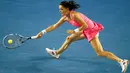 Petenis Polandia, Agnieszka Radwanska berusaha mengembalikan bola pukulan Serena Williams pada semifinal Australia Open 2016 di Melbourne Park (28/1/2016). Serena menang 6-0 6-4 atas Agnieszka. (REUTERS/Jason Reed)