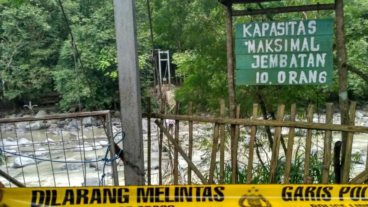 Jembatan gantung menuju penangkaran rusa ambruk