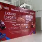 Banner raksasa sambut player dan official yang hadir di venue esports PON XX Papua 2021 di Indoor Hockey Doyo Baru. (Liputan6.com/ Yuslianson)
