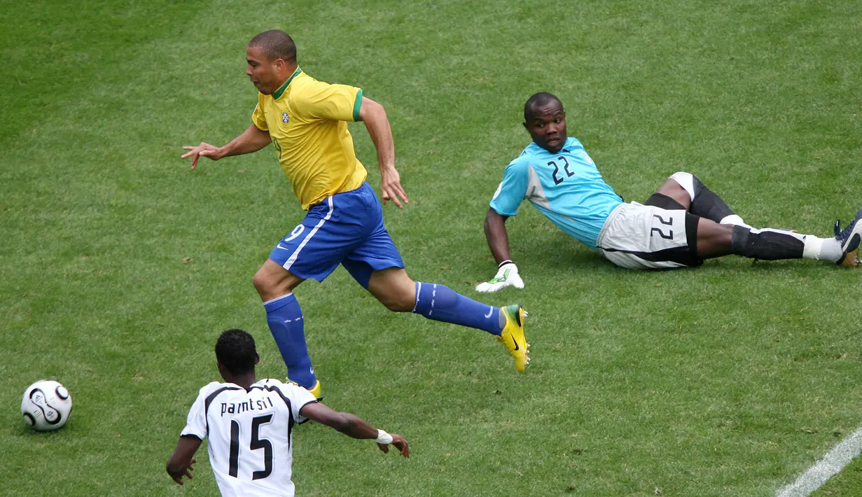 Ronaldo Luiz Nazario. Striker Brasil yang kini berusia 45 tahun dan telah pensiun dari sepak bola internasionl pada Juni 2011 ini menempati posisi ke-2 sebagai pencetak gol terbanyak di putaran final Piala Dunia. Dalam 4 edisi, 1994 hingga 2006 ia mampu mengoleksi 15 gol dan 5 assist dalam 19 laga. Gol ke-15 dicetak saat Brasil menang 3-0 atas Ghana di babak 16 Besar Piala Dunia 2006, 27 Juni 2006. Pria yang kini menjadi presiden klub Real Valladolid ini total mengoleksi 2 gelar Piala Dunia, yaitu edisi 1994 dan 2002. (AFP/Valery Hache)
