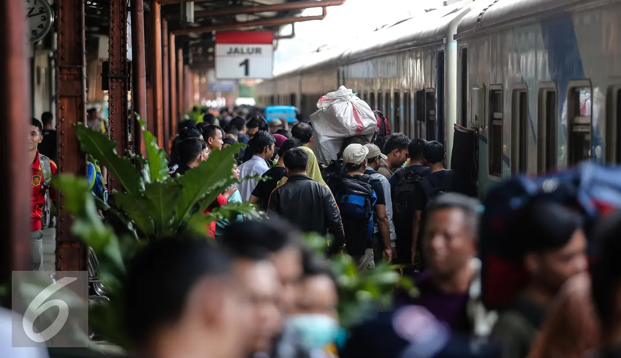 Para pemudik pengguna jasa transportasi kereta api memadati Stasiun Senen, Jakarta, Kamis (16/7/2015). Memasuki H-1 Lebaran, Stasiun Pasar Senen memberangkatkan sebanyak 8.443 pemudik. (Liputan6.com/Faizal Fanani)