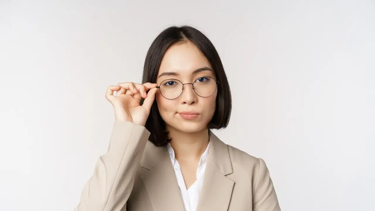 Perempuan mengenakan kacamata (Foto Dok: Freepik/benzoix)