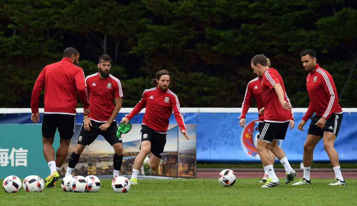 Para pemain Wlaes tengah serius berlatih tim Wales di OSEC Stadium, Dinard, Lyon, Prancis. (5/7/2016). (AFP/Paul Ellis)