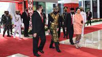 Presiden Joko Widodo (tengah) bersama Ketua MPR Bambang Soesatyo dan Ketua DPR RI Puan Maharani tiba menghadiri sidang tahunan MPR RI di Gedung Nusantara Kompleks Parlemen Jakarta, Jumat (14/8/2020). Jokowi tampil mengenakan baju adat daerah Sabu dari NTT. (Pool/BiroPemberitaanParlemen)