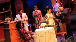 Teater Dua yang berasal dari ekstrakurikuler SMA Santa Ursula itu memberikan pertunjukan yang bercerita tentang sosialita di era 1970-an, Jakarta, Jumat (31/10/14). (Liputan6.com/Faisal R Syam)
