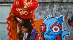 Pemain Barongsai mengikuti latihan persiapan menyambut perayaan Tahun Baru Imlek di Banda Aceh, Sabtu (21/1/2020). Perayaan Imlek tahun ini  jatuh pada hari Minggu, tanggal 22 Januari 2023.(Chaideer Mahyuddin/Agence France-Presse/AFP)