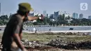 Warga menunjukkan proyek reklamasi perluasan kawasan wisata Ancol, Jakarta, Rabu (8/7/2020). Reklamasi Ancol seluas 155 hektare yang meliputi perluasan Rekreasi Dufan sekitar 35 hektare dan kawasan Ancol Timur 120 hektare menuai polemik dari masyarakat dan nelayan. (merdeka.com/Iqbal S. Nugroho)