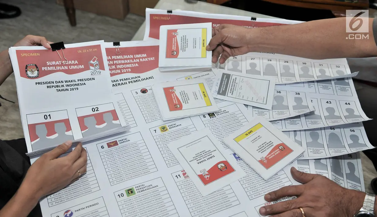 Petugas Komisi Pemilihan Umum (KPU) memperkenalkan contoh lima surat suara Pemilu 2019 di Gedung KPU, Jakarta, Senin (10/12). Surat suara Pemilu 2019 terdiri atas Pilpres, Pileg tingkat Pusat, Provinsi, Kota, dan Kabupaten. (Merdeka.com/Iqbal Nugroho)