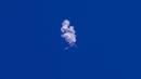 <p>Sisa balon mata-mata China terjatuh di atas Samudra Atlantik, South Carolina, Amerika Serikat, 4 Februari 2023. Balon mata-mata tersebut jatuh ke laut setelah ledakan kecil. (Chad Fish via AP)</p>