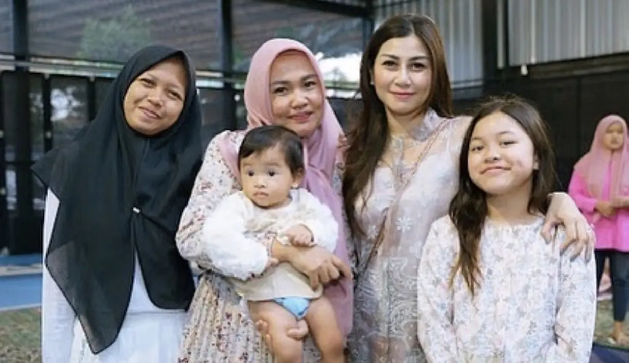 Kakak dari Raffi Ahmad, Nisya pun merayakan bersama dengan mengenakan tunik berbordir warna keunguan.  @nissyaa