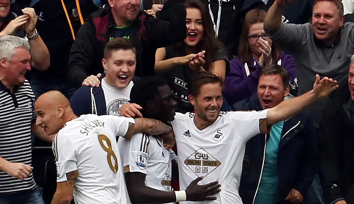 Bafetimbi Gomis merayakan gol yang dicetaknya ke gawang MU di Stadion Liberty, Swansea, Wales, Inggris Raya. Minggu (30/8/2015). (EPA/Geoff Caddick) 