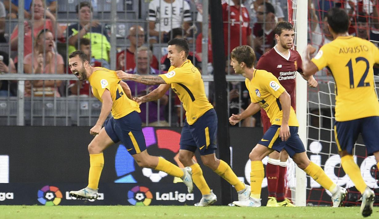 Pemain Atletico Madrid melakukan selebrasi usai berhasil mengalahkan Liverpool pada laga final Audi Cup 2017 di Stadion Allianz, Munchen, Rabu (2/8/2017). Atletico Madrid menang 5-4 atas Liverpool melalui babak adu penalti. (AP/Andreas Gebert)
